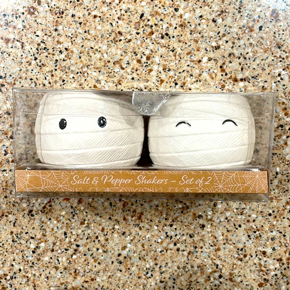 10 Strawberry Street Mummy Salt and Pepper Shakers‎ - Whimsical Cupboard - Picture 1 of 10